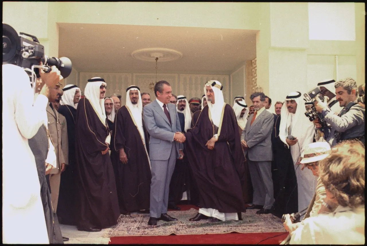 1974 president nixon shakes hands with king faisal saudi arabia king petrodollar deal